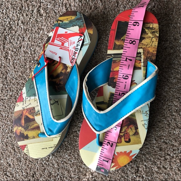 Sassy!! Brand New Iconic Pop Art Flip Flops with Charm Accents, Size 7 - Picture 4 of 5